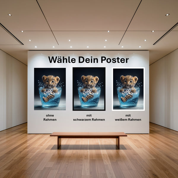 Poster Verspielter Leopard im Wasser mit und ohne Rahmen