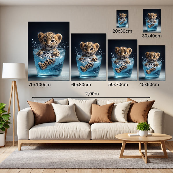 Groessenvergleich Leinwandbild Verspielter Leopard im Wasser Hochformat