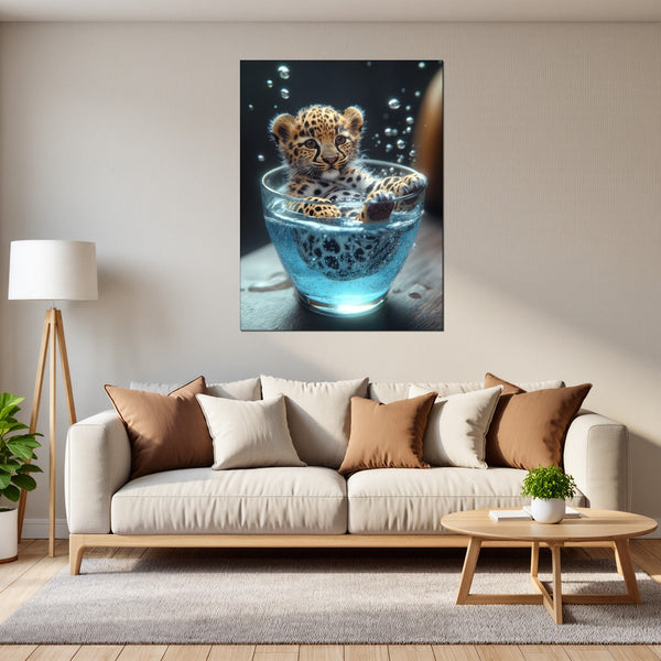 Leinwandbild Verspielt und Niedlich Leopardenjunges im Glas fuer Wohnzimmer grauoderbeige Hochformat