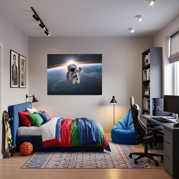 Poster Wandbild Astronaut im Weltall fuer Jugendzimmer dunkelanthrazit Querformat