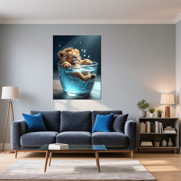Poster Wandbild Entspanntes Löwenbaby im Glas fuer Wohnzimmer blau Hochformat