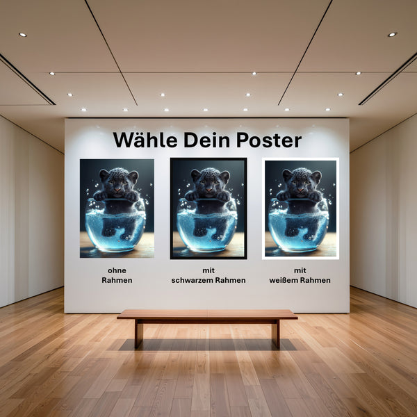Poster Verspielter Panther im Wasser mit und ohne Rahmen