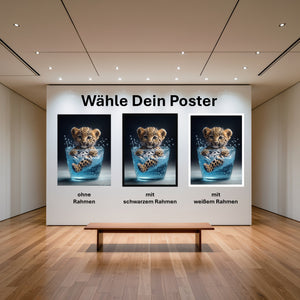 Poster Verspielter Leopard im Wasser mit und ohne Rahmen