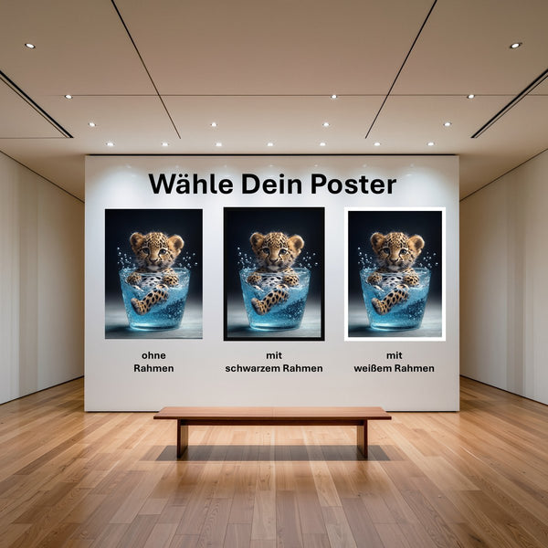 Poster Verspielter Leopard im Wasser mit und ohne Rahmen