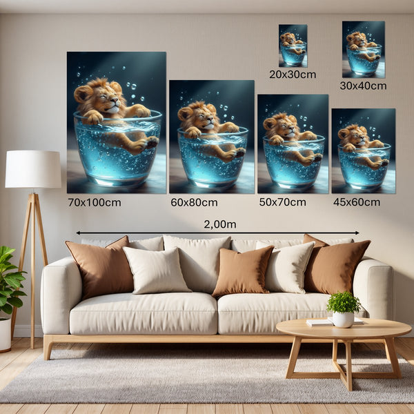 Groessenvergleich Leinwandbild Entspanntes Löwenbaby im Glas Hochformat