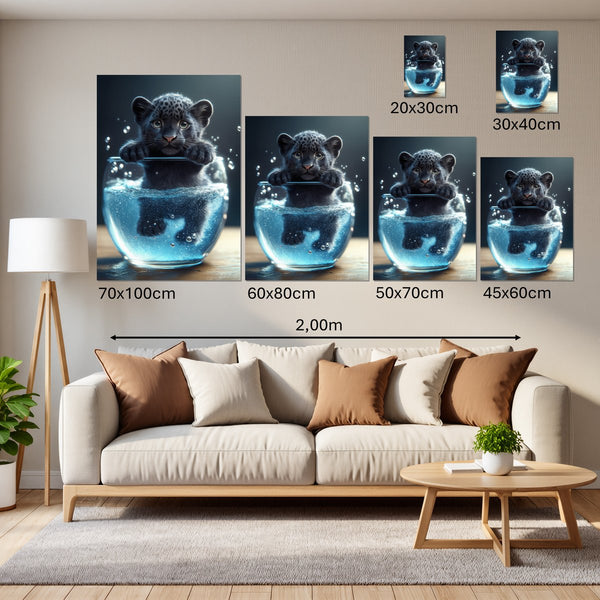 Groessenvergleich Leinwandbild Verspielter Panther im Wasser Hochformat