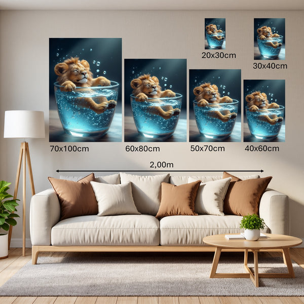 Groessenvergleich Poster Wandbilder Entspanntes Löwenbaby im Glas Hochformat