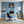 Poster Wandbild Verspielt und Niedlich Leopardenjunges im Glas fuer Buero und Arbeitszimmer blau Hochformat