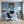 Poster Wandbild Verspielt und Niedlich Leopardenjunges im Glas fuer Buero und Arbeitszimmer blau Hochformat