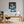Poster Wandbild Verspielt und Niedlich Leopardenjunges im Glas fuer Buero und Arbeitszimmer warmeFarben Hochformat