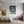 Poster Wandbild Verspielt und Niedlich Leopardenjunges im Glas fuer Jugendzimmer grauoderbeige Hochformat