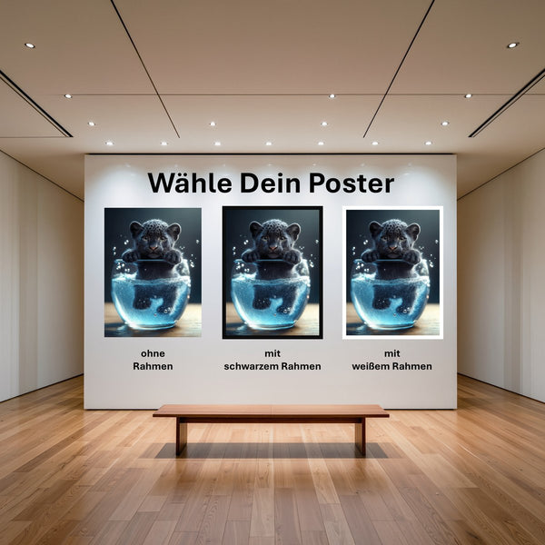Poster Verspielter Panther im Wasser mit und ohne Rahmen